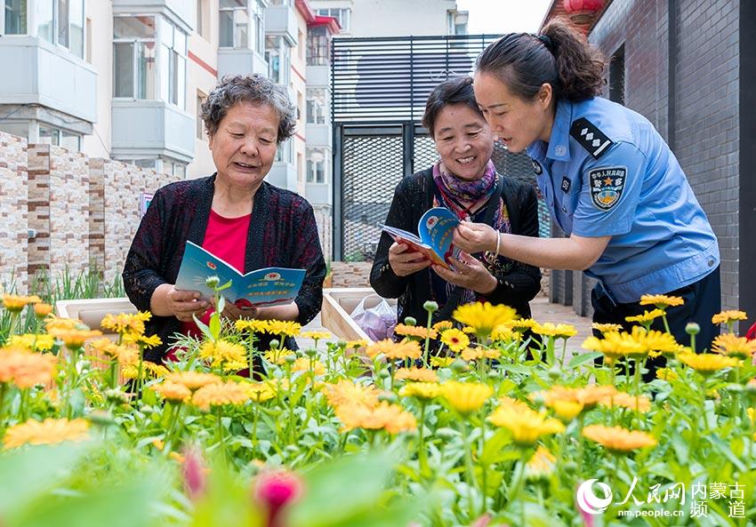 内蒙古呼和浩特市玉泉区小召司法所工作人员为辖区居民讲解《民法典》相关内容。