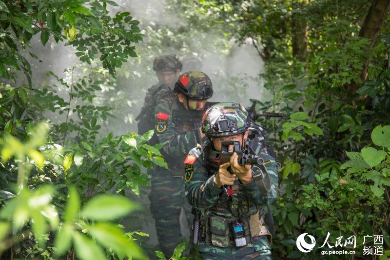 武警特战队员快速出击。果志远摄