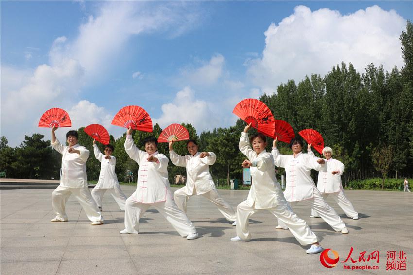 8月8日，河北省广宗县太极扇爱好者在石佛寺公园进行现场表演。