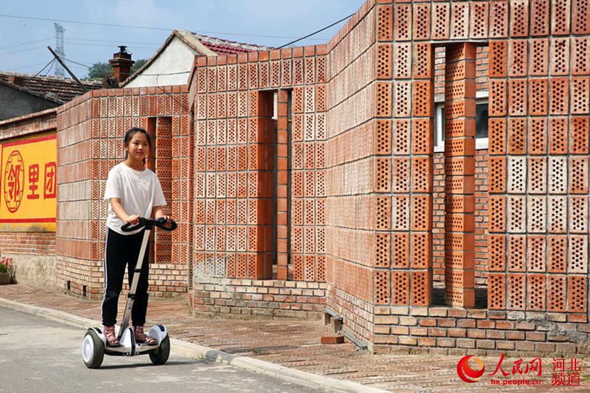 河北省张家口市下花园区武家庄村风格各异、充满律动的砖艺街巷。 马佳琦摄