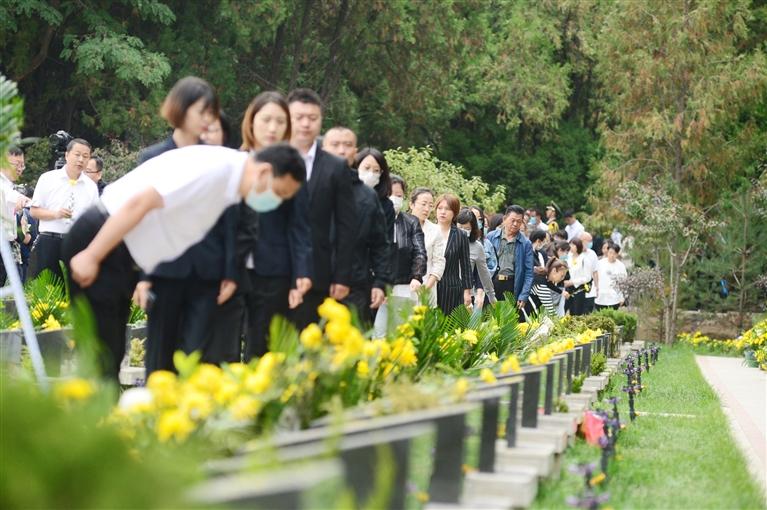 兰州举行烈士骨灰安葬启动仪式 10位烈士骨灰安葬华林山烈士陵园