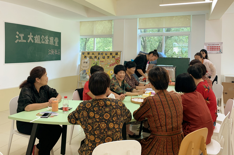 绍兴市诸暨市江新社区为社区居民开办了“江大姐公益课堂”，居民在这里学到烘焙、编织等手艺。（央视网 郑芳 摄）