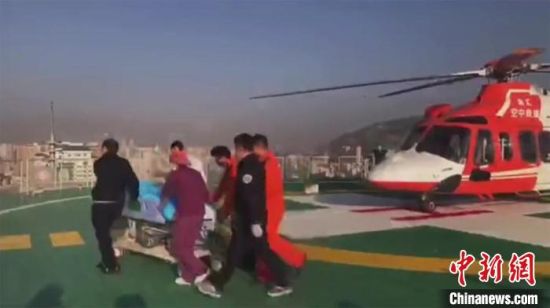 图为伤员以最快速度被送至ICU病房接受治疗。　甘肃省公航旅供图
