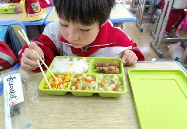西固区两所学校试点学生营养午餐供餐服务