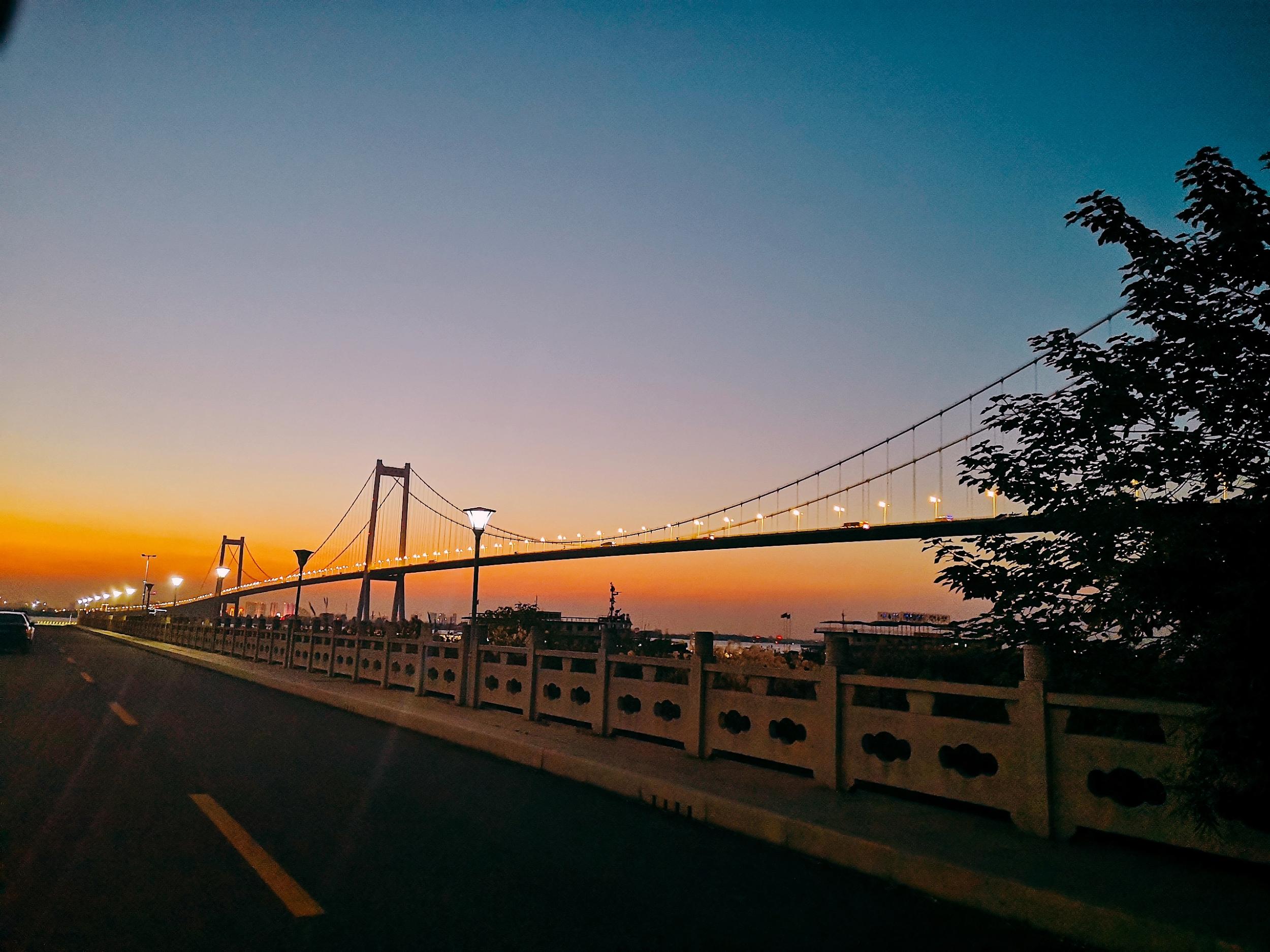 夜色里的江景