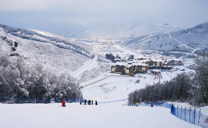 18日—19日，张家口市崇礼区迎来一场大范围降雪，滑雪爱好者在太舞滑雪场感受冰雪运动激情。 马钉包摄