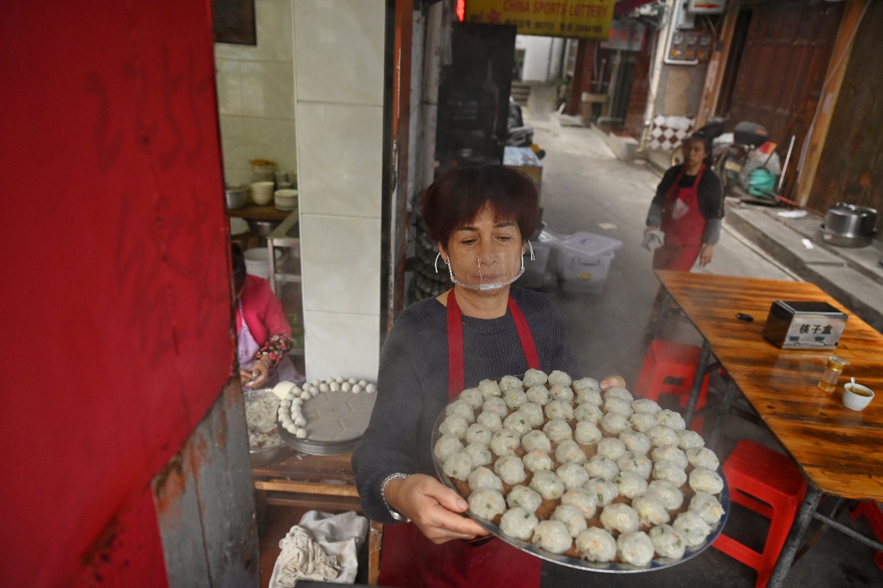 2020年11月23日，三明市沙县，佳兰烧卖，店主在制作沙县烧卖。