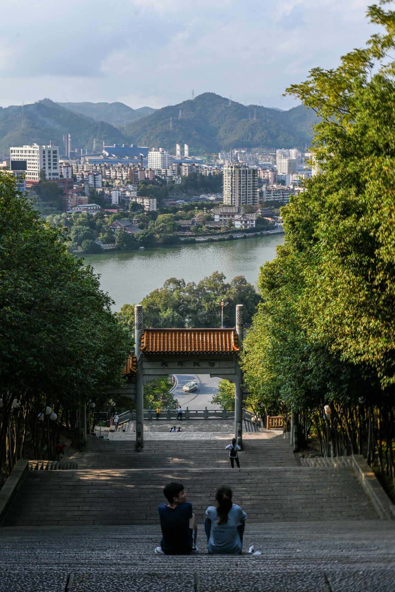 2020年11月22日，三明市麒麟山公园，市民坐在台阶上休息。