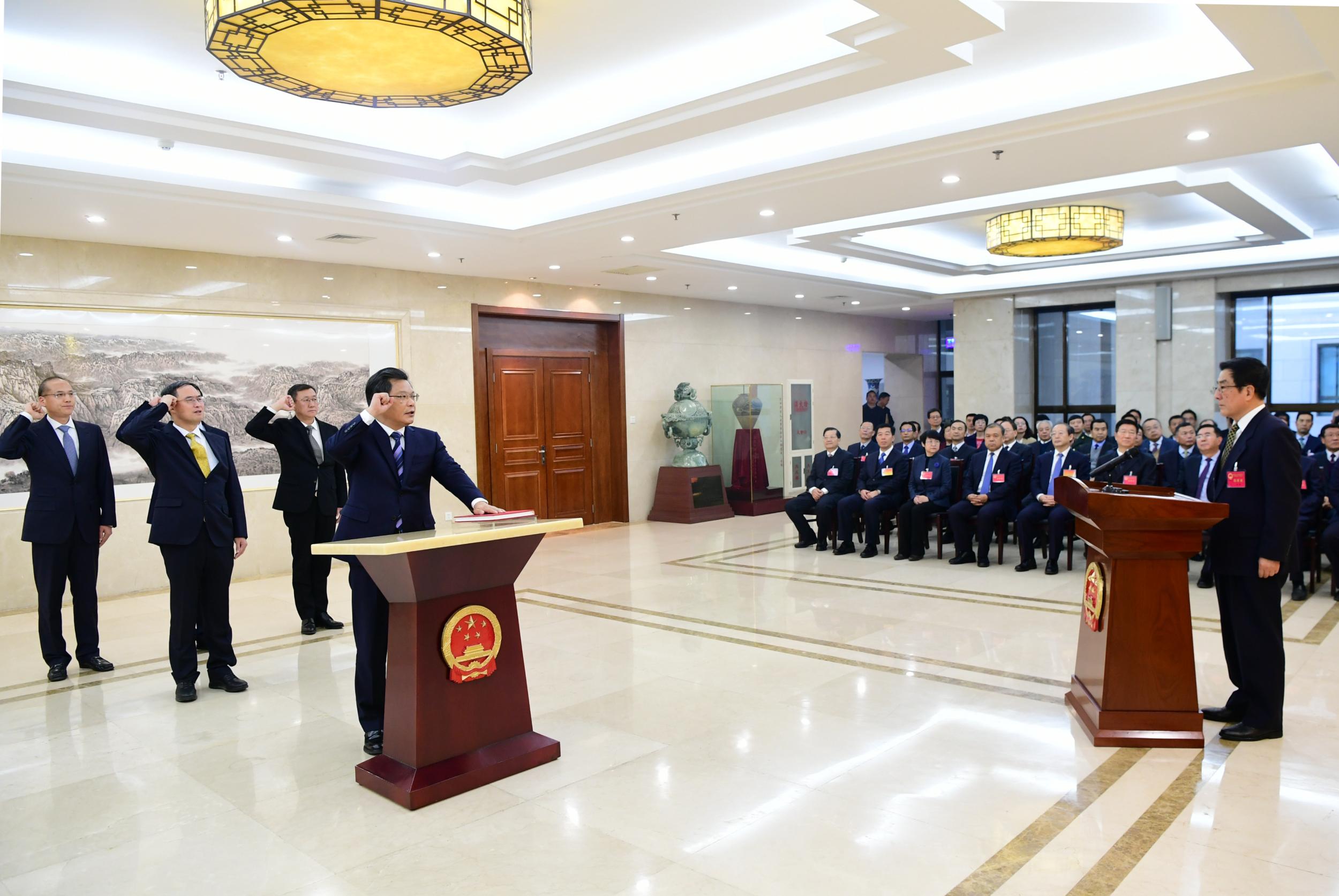 省十三届人大常委会第二十次会议举行宪法宣誓仪式