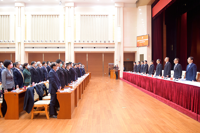 大会在雄壮的国际歌声中闭幕。.jpg