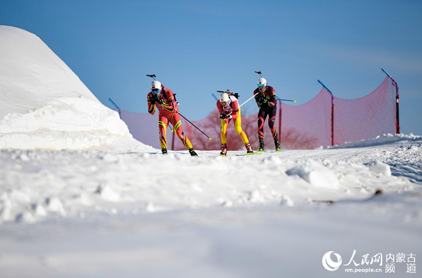 冬季两项运动员在岱海国际滑雪场进行训练。