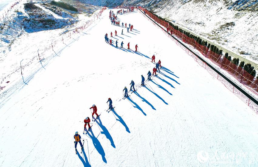 学生在岱海国际滑雪场参加滑雪游戏(无人机照片).