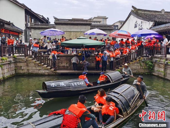 鲁迅故里景区乌篷船上客点“五一”人流量大 沈海燕 摄