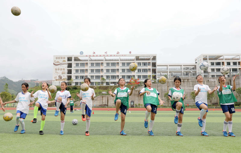 在三江侗族自治县古宜镇江川小学，女学生们在练习球技。龚普康摄