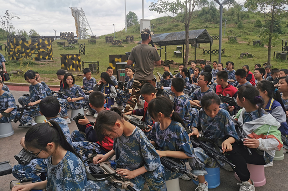 4青少年示范性综合实践基地内，同学们体验真人CS。华龙网-新重庆客户端 王钰 摄