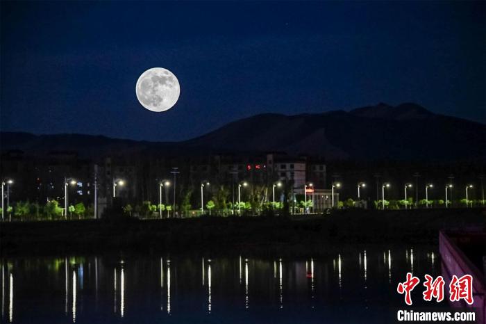 5月26日深夜,一超级圆月悬挂在敦煌河线上.