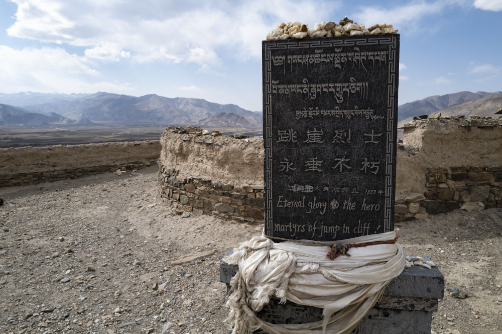 要闻   这是5月10日在江孜县拍摄的江孜宗山英雄纪念碑和江孜宗山古堡