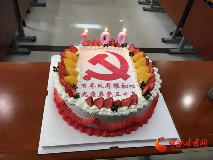 活动最后,大家用主题蛋糕的形式共同庆祝中国共产党成立100周年,和