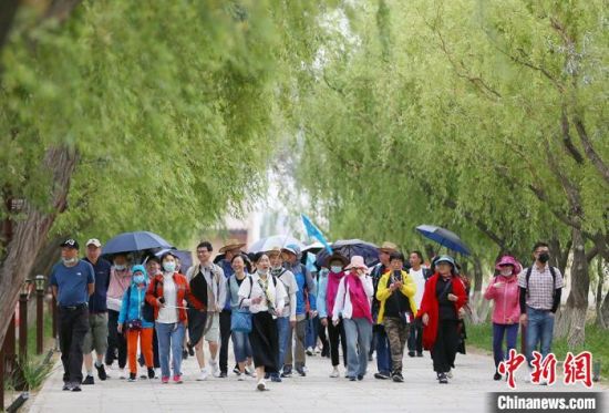 图为嘉峪关关城内一景。　高展 摄