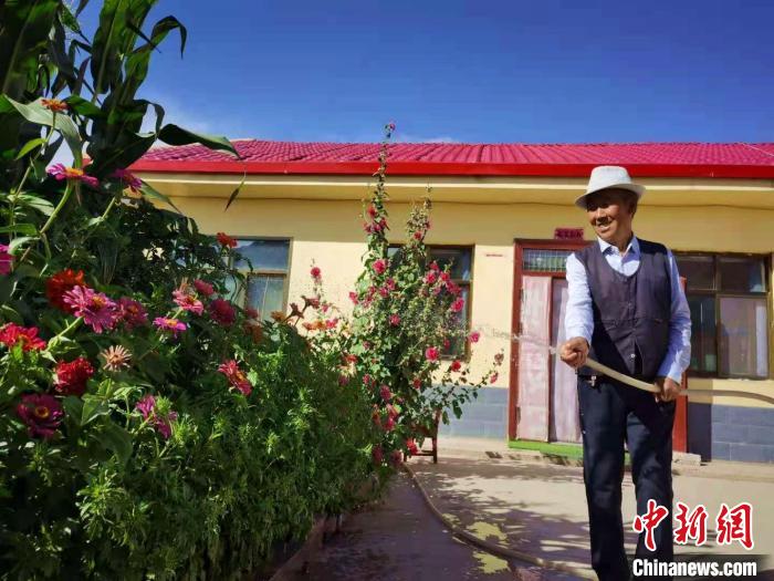 图为何家湾村民王宏从山上搬到山下，在家中养上了花卉。　史静静 摄