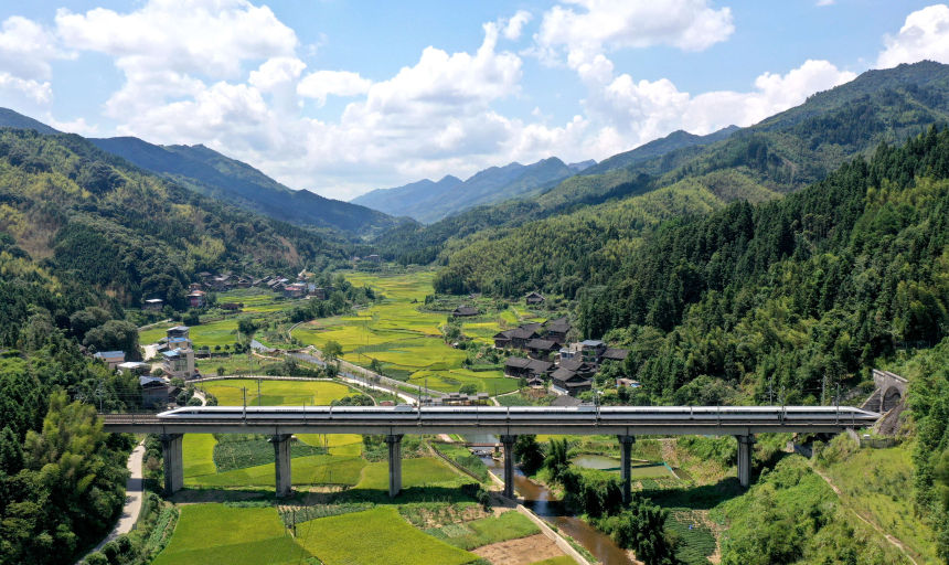 一列动车行经广西三江侗族自治县高基瑶族乡高基村。龚普康摄