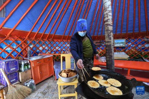 额济纳旗：农牧民制备食物送滞留游客