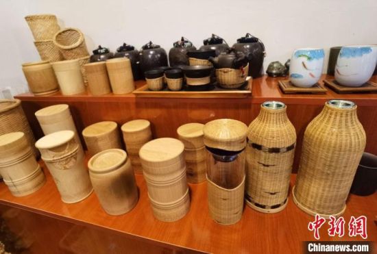 图为展陈的一件件精致可爱的竹编农具工艺品。　冯志军 摄