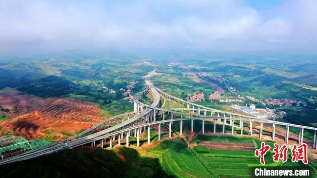 图为甘肃境内的高速公路。(资料图) 张宾 摄