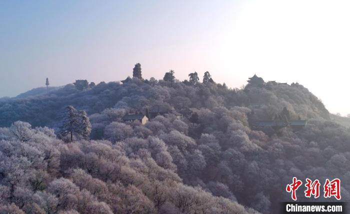 甘肃崆峒山雾凇连绵山脉成白色世界