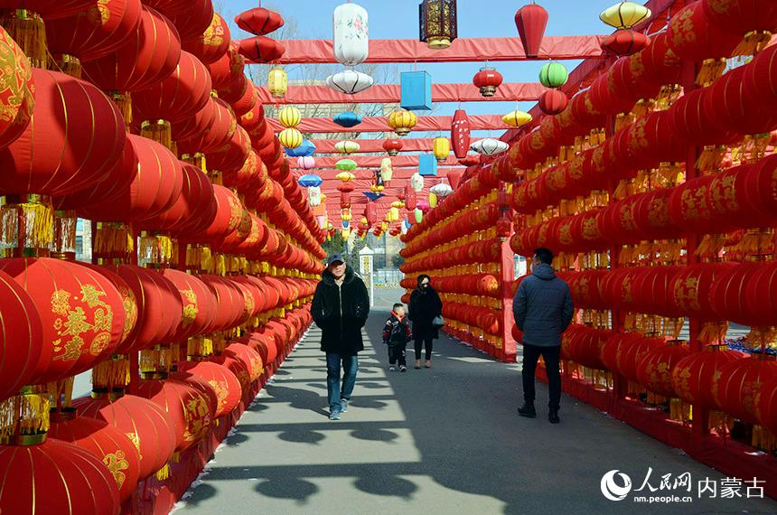 灯笼墙廊道。人民网 王慧摄