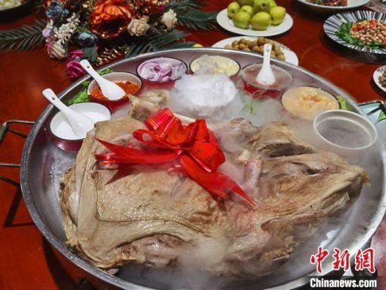 图为酒泉美食“汉蒸全羊”。　冯志军 摄