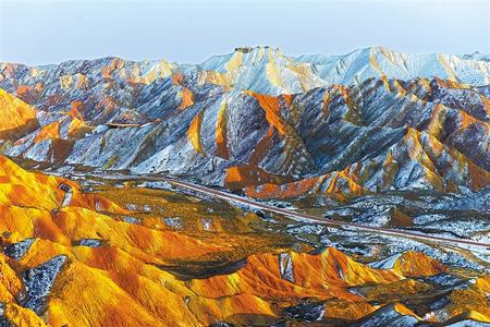 【甘快看】张掖七彩丹霞景区雪景构成了一幅斑斓的水彩画卷