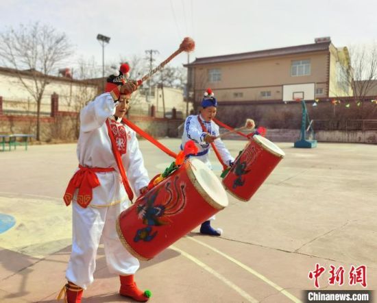 图为刘玉均(右一)身穿青花服与队员一起练习动作。　张婧 摄