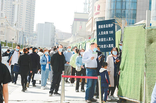 步行街的“长龙”都市的“人间烟火”疫情防控整体向好，兰州商业气息越来越浓