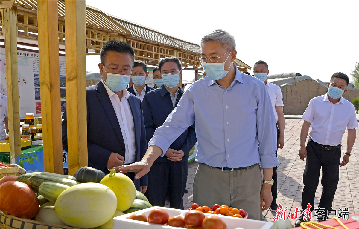 甘快看尹弘在兰州白银巡河并调研生态文明建设时强调始终坚持保护第一