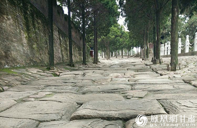 司马迁祠的山岗下面有一段司马古道，石条为北宋时铺设，历经800余年的雨水冲刷、风化、人走车碾，石条上的车辙印是这里曾经繁华的历史见证，又好像昭示太史公一生的坎坷与悲壮。杨文远 摄