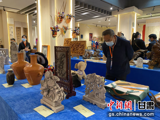 来自全省的近800件作品进入专家评审环节，作品涵盖雕塑雕刻、漆器、工艺花画等多个类别。徐雪 摄