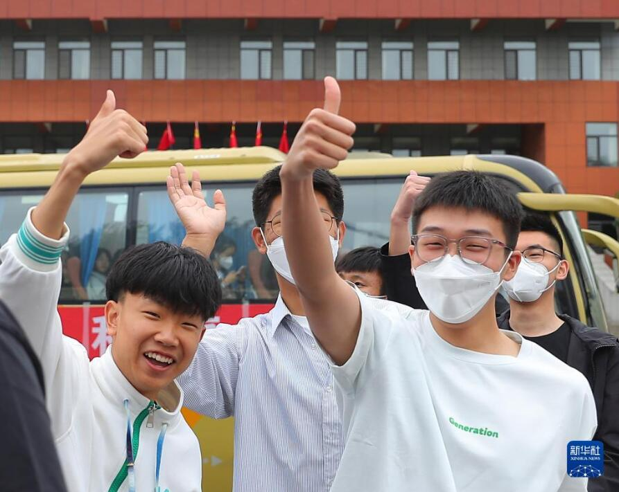 镜头直击：高考现场的你我他 向着梦想出发！