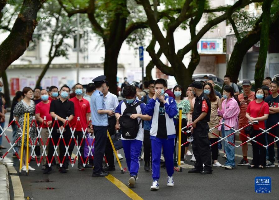 镜头直击：高考现场的你我他 向着梦想出发！