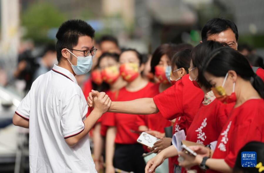 镜头直击：高考现场的你我他 向着梦想出发！