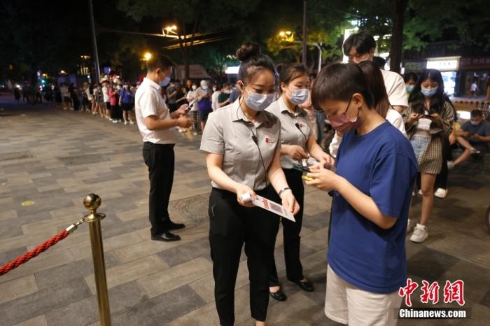 6月6日零时，食客在北京东直门内大街一餐厅外扫码、测温后进入餐厅用餐。 <a target='_blank'  data-cke-saved-href='/' href='/'>中新社</a>记者 富田 摄