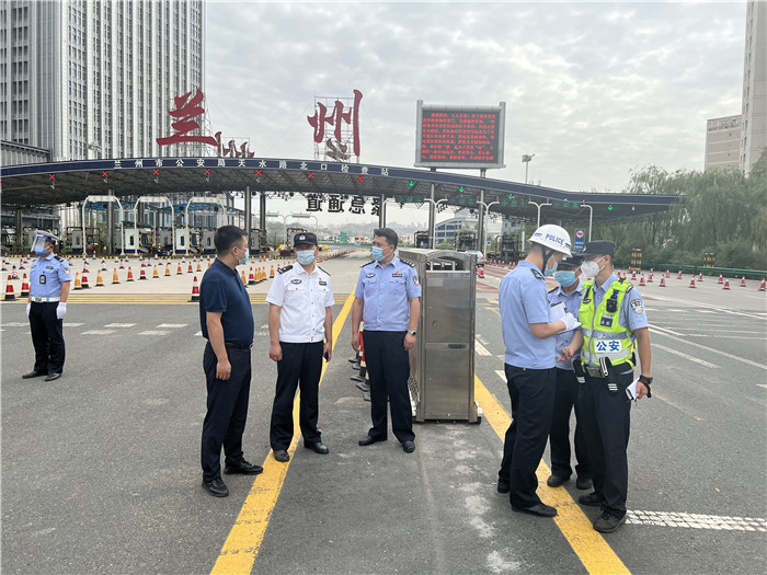 7月13日，兰州市纪委监委第四监督检查室联合市纪委监委派驻市公安局纪检监察组检查环兰检查站疫情防控措施落实情况。.jpg