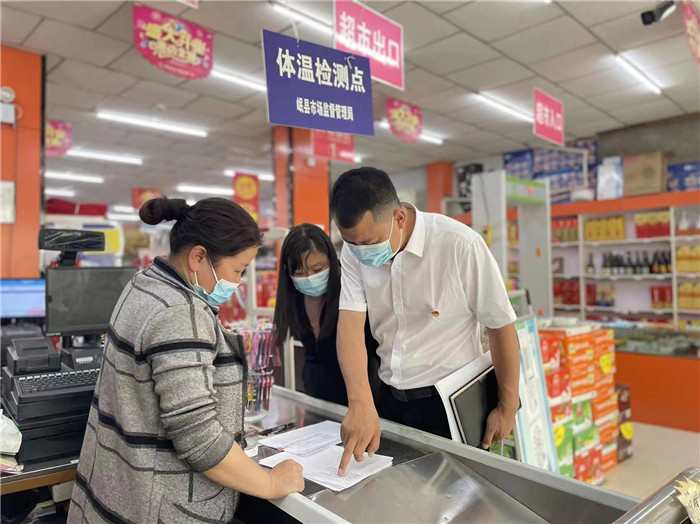 7月15日，定西市岷县申都乡纪委工作人员深入当地民生超市等重点场所开展疫情防控监督检查。.jpg