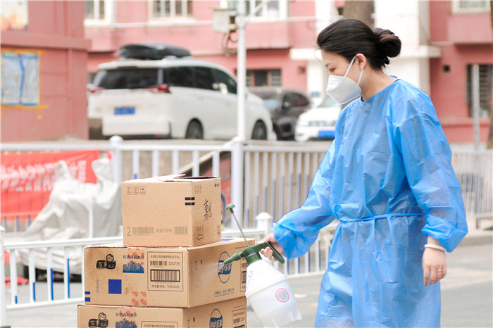 7月14日，兰州市经开区纪检监察干部对安宁区西北师范大学生活物资进行消杀。张宏辰摄.jpg