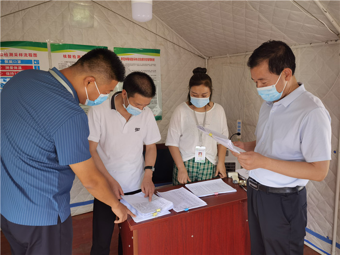 7月18日，庆阳市纪委监委督查组在庆阳汽车北站了解来庆返庆人员信息登记、四级网格落实等疫情防控措施落实情况。 张霖森 摄.jpg