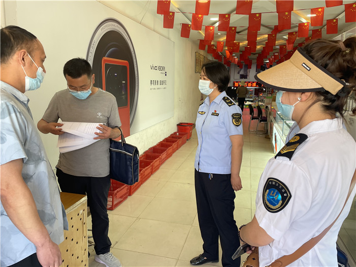 7月20日，定西市漳县纪委监委驻县卫生健康局纪检监察组抽调县市场监管局、卫建局工作人员,深入新寺镇万家超市查看人员出入登记、环境消杀等。 蒋湘涛 摄.jpg