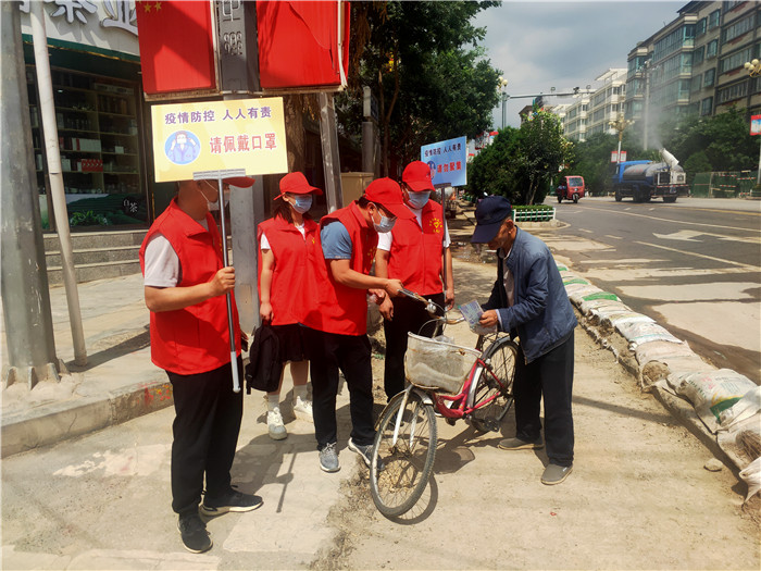 7月21日，定西市通渭县纪委监委机关志愿者在城区开展“不聚集、戴口罩”志愿活动。.jpg