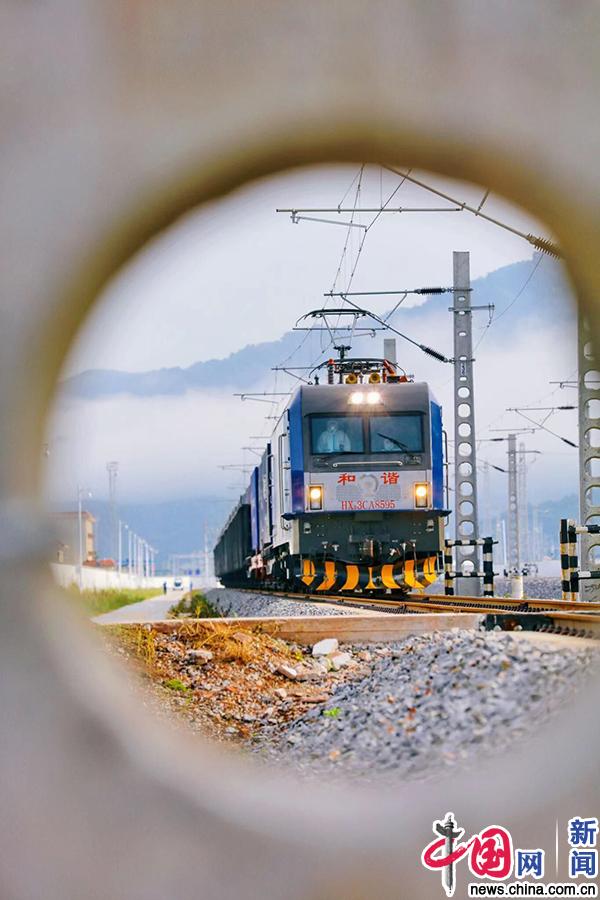 【发现最美铁路】中老铁路国际联运货运量突破100万吨 覆盖老挝、新加坡等多国