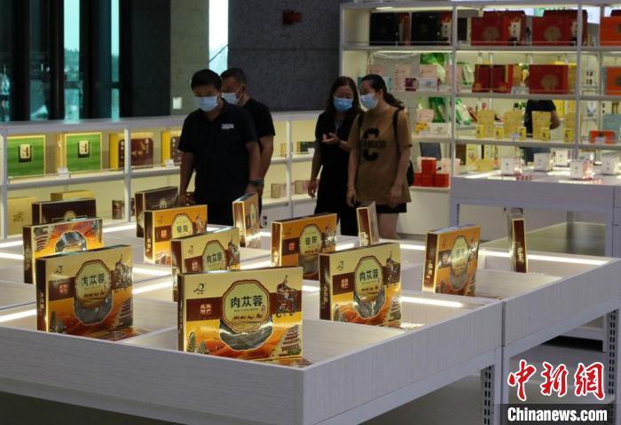 图为敦煌鸣沙山月牙泉景区东门游客中心，“甘味”农产品敦煌国际展销中心。　周斌全 　摄