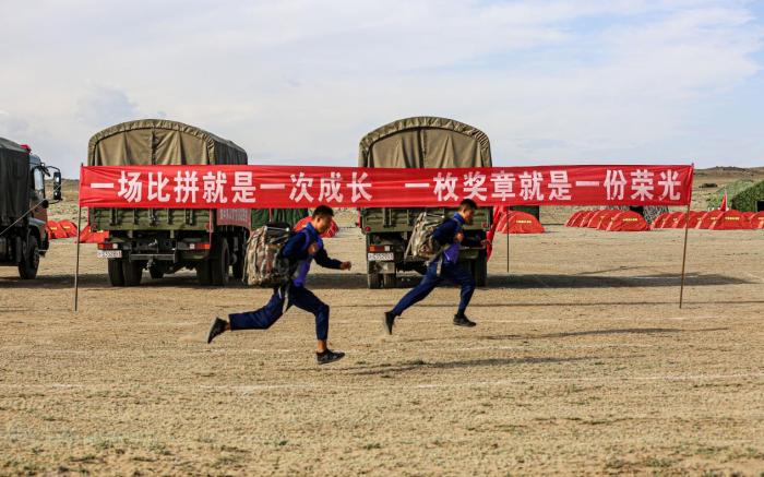 比武队员正在进行综合体能竞技比拼 阿勒泰森林消防支队张浩摄